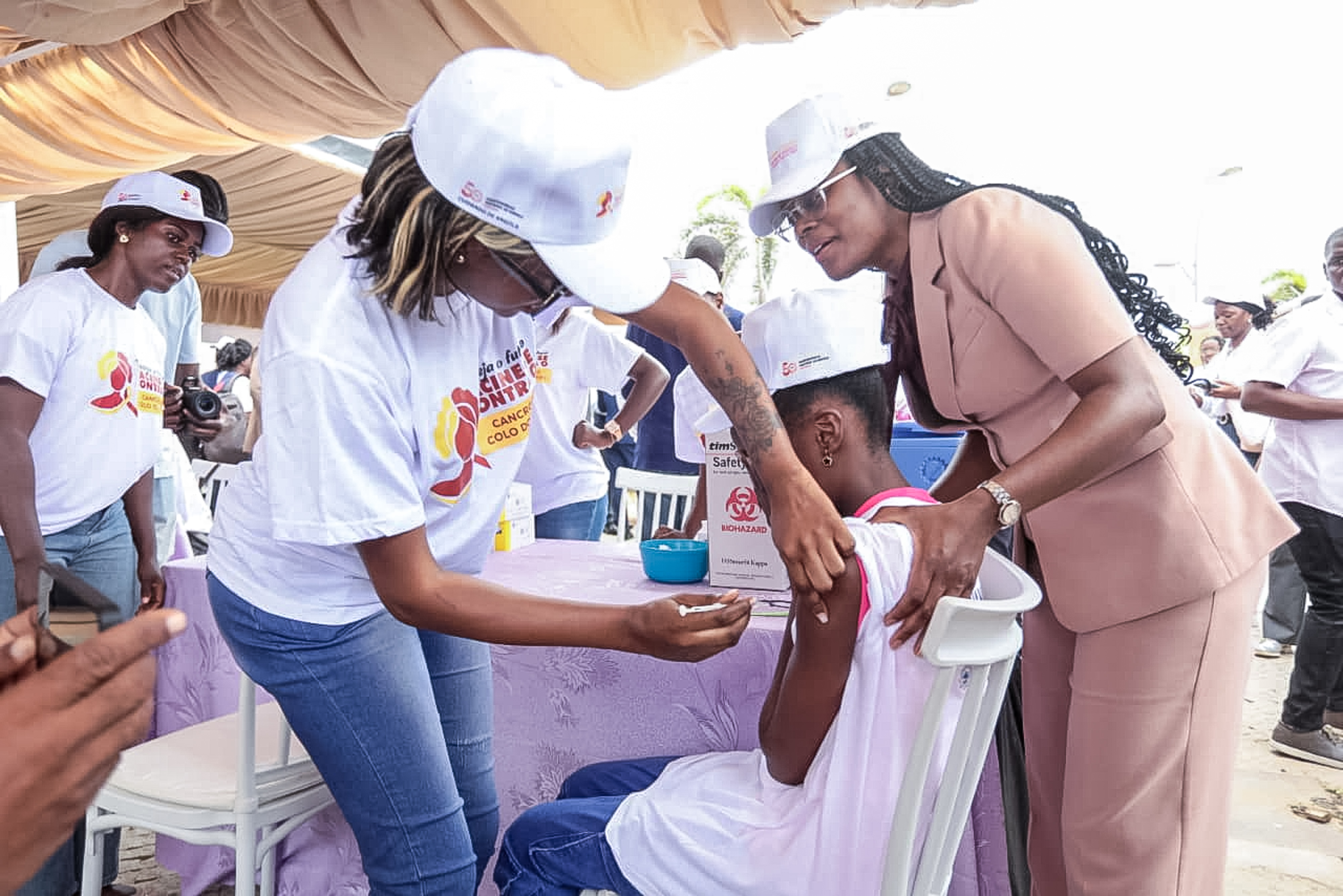 Children are vaccinated under the watchful eye of the administrator of Talatona , Sandra Batalha. Credit: Jornal de Angola