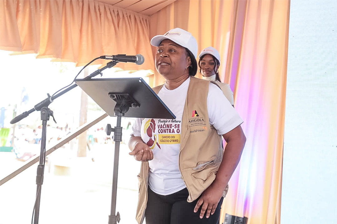 Coordinator of the Expanded Vaccination Program in Luanda, Felismina Neto, encourages parents to participate in the vaccination campaign. Credit: Jornal de Angola
