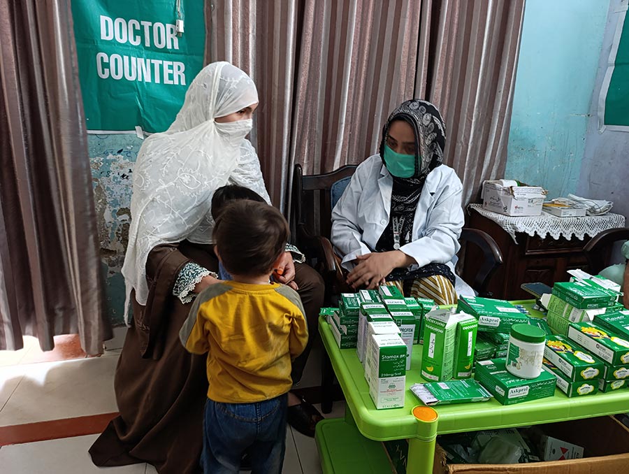 Dr Afifa Zahid examining patients in an urban slum area of Rawalpindi. Credit: Rahul Basharat Rajput