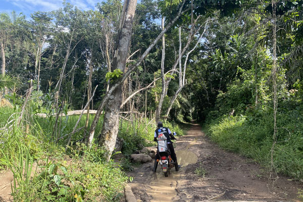 Jerry Karn, a vaccintor, on his way to Zuoplay town. Credit: Tina S. Mehnpaine