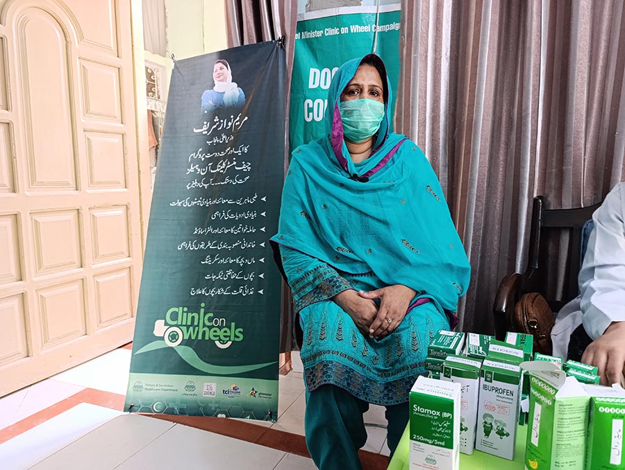 Kiran Bibi, a Rawalpindi resident, receiving healthcare from the Clinics on Wheels team. Credit: Rahul Basharat Rajput