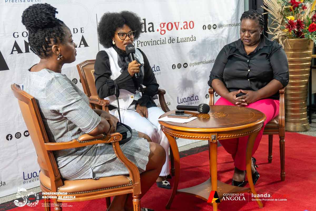 Oncologists discuss cervical cancer in a lecture at the Provincial Government of Luanda. Credit: Government of Angola