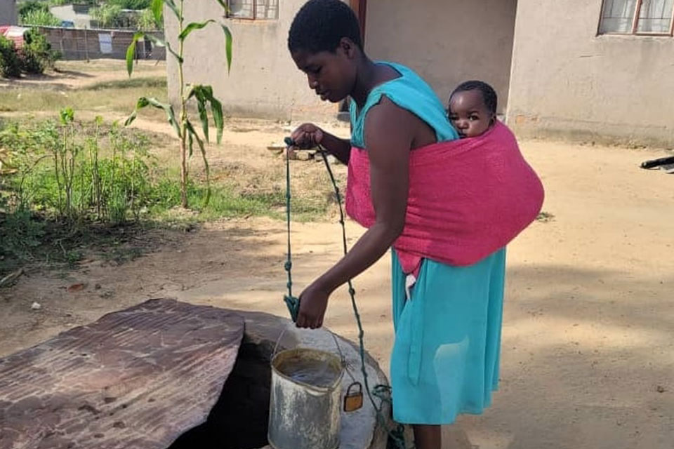 Tanatwa Mautsi carrying her baby. Credit: Calvin Manika