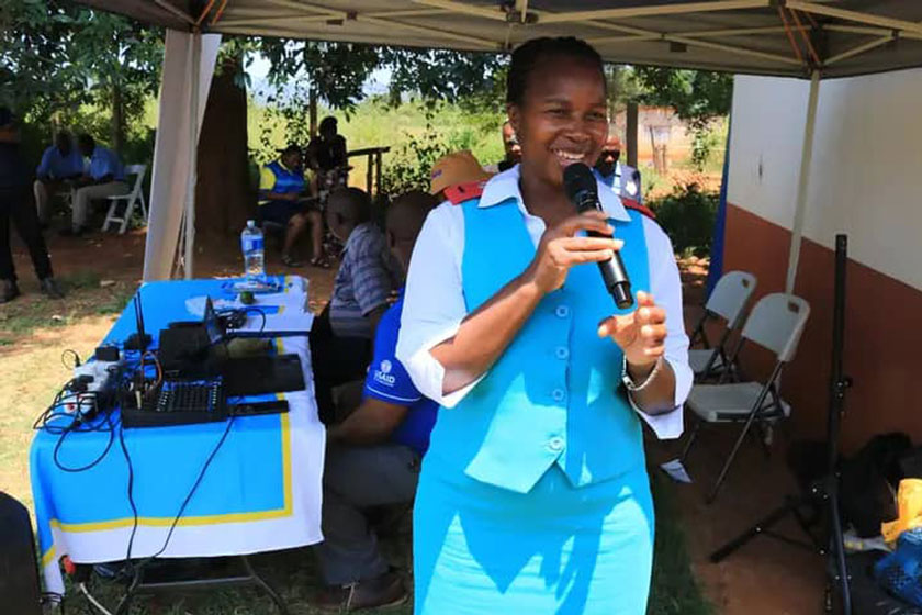 Thuli addressing the Ntfonjeni community. Credit: Mpendulo Dlamini, Health Promotion Unit