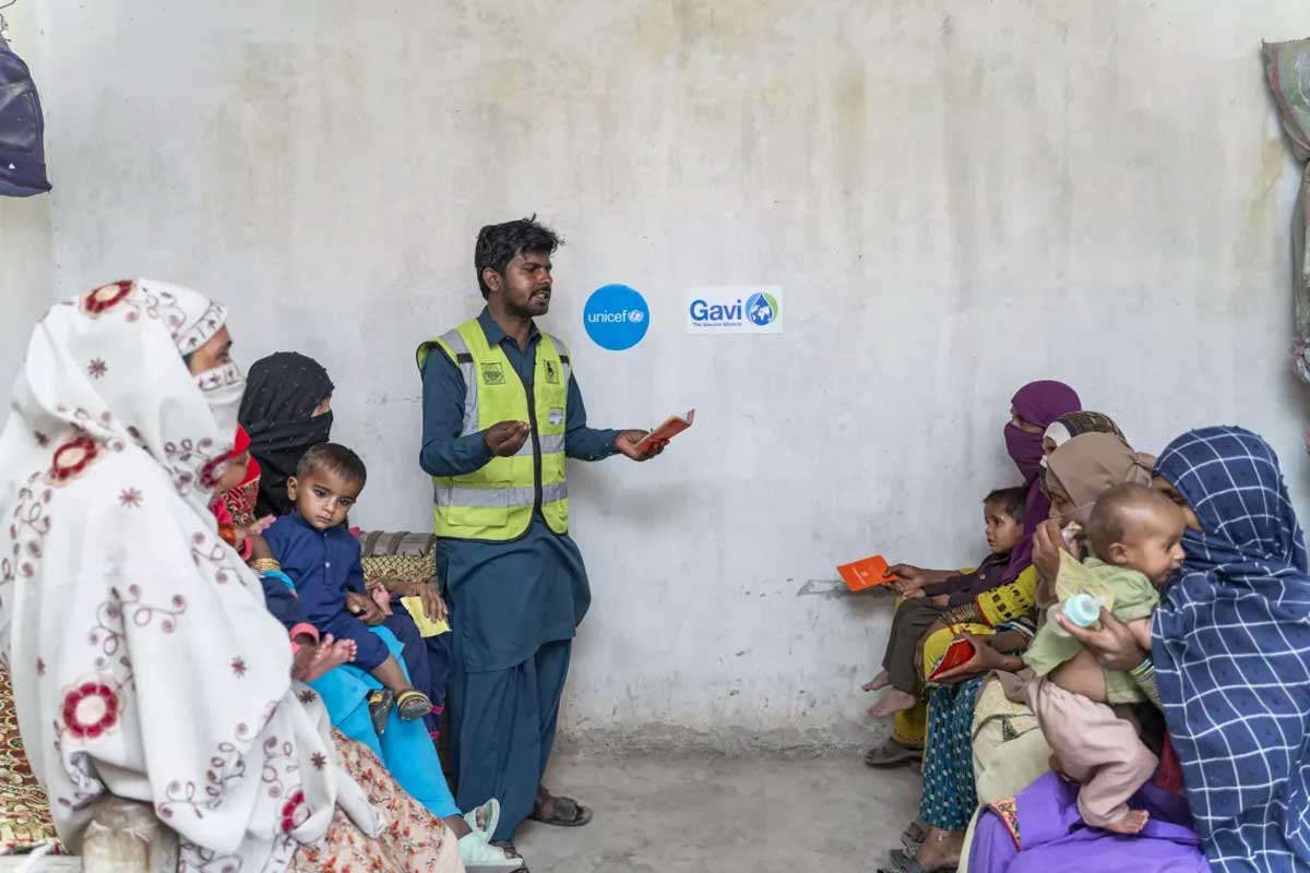 Vaccinator Adnan Haider (Centre, Standing) is conducting session on importance of immunization, in vaccination outreach Kit Station in the flood-affected Basti Sahu, Rajanpur district, Punjab. UNICEF/Pakistan/Owais M. Rafiq