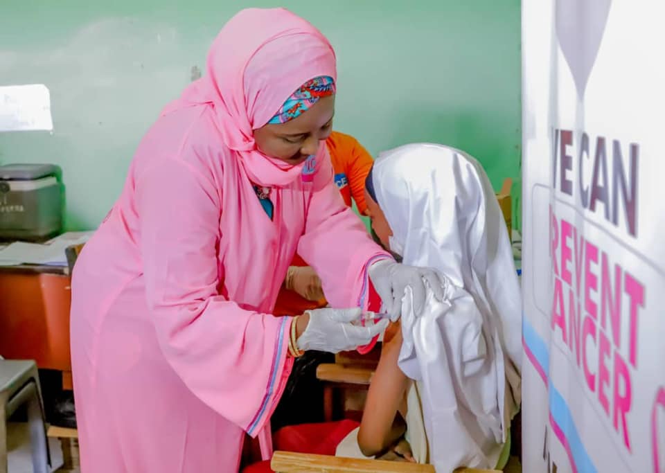 Wife-of-Kebbi-governor-Zainab-Bagudu-administers-the-HPV-vaccine-on-a-girl_Credit-Medicaid-Cancer-Foundation