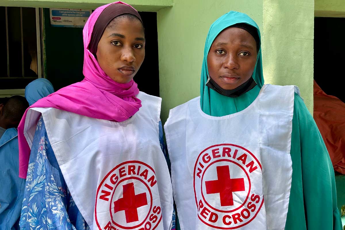 Aisha and Sadiya, volunteers with Nigerian Red Cross helping with house to house mobilisation for vaccination. Credit: Adnan Ahmad