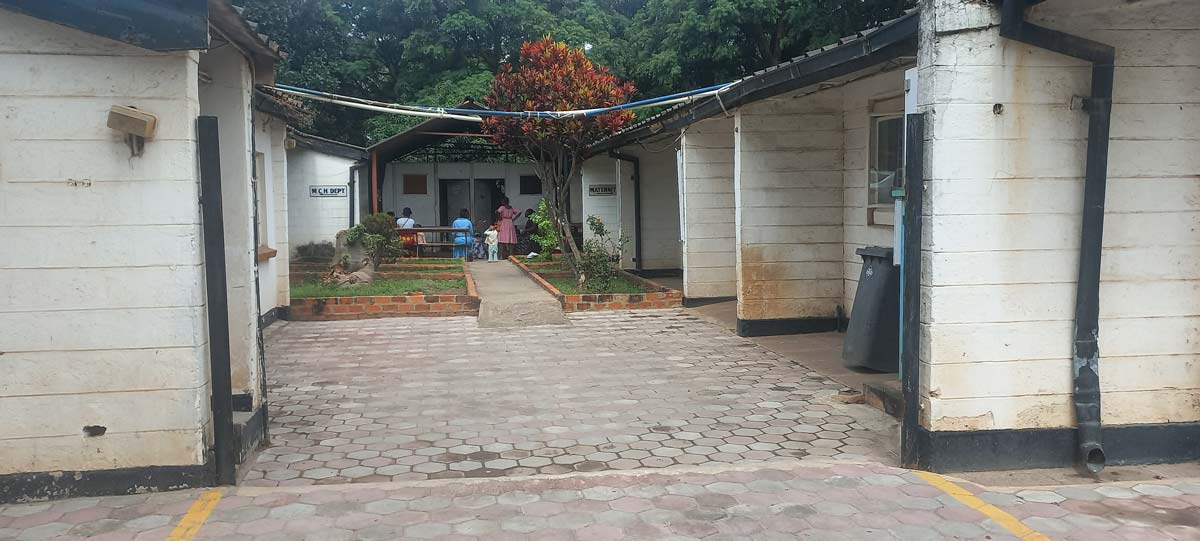 Courtyard leading to the Maternal-Child Health Department at Kalingalinga Health Centre. Credit: Fiske Nyirongo