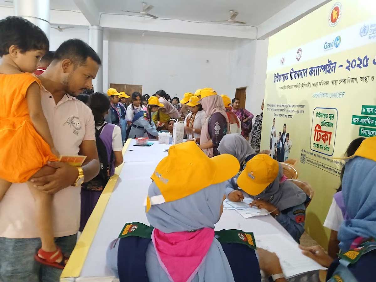 Crowds gather to receive the typhoid vaccine at Azimpur Government Girls School & College in Azimpur area of Dhaka city. Credit: Mohammad Al Amin