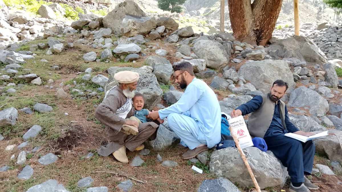 A vaccination team of Expanded Programme on Immunization (EPI) reaches a remote mountainous area in Chitral District, Khyber Pakhtunkhwa, to administer lifesaving vaccines to a girl. Credit: EPI KP