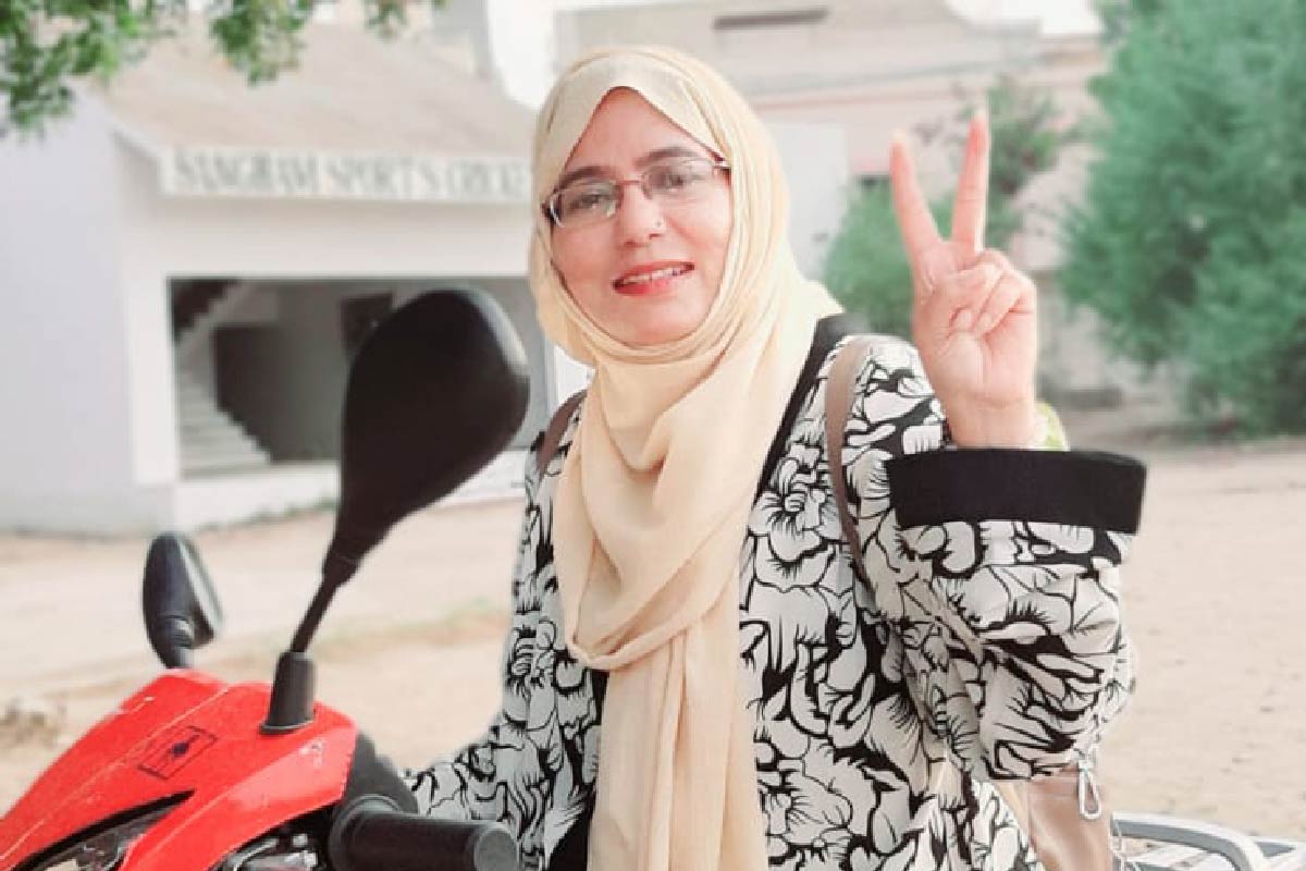 Farkhunda Feroz, a female vaccinator at EPI Sindh, flashes a victory sign after completing her field visit of raising awareness among communities about the importance of the HPV vaccine for young girls.  Credit: EPI Sindh.
