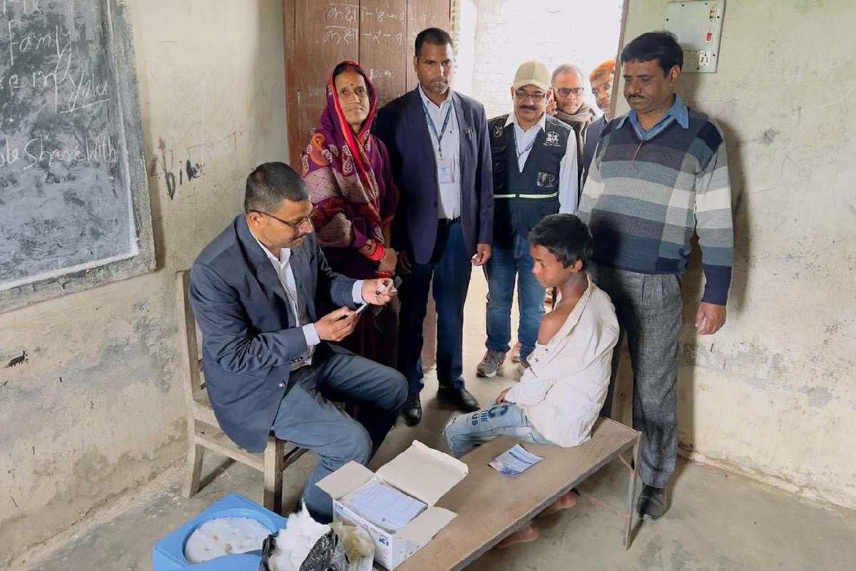 A health worker administering a vaccine to a child. Credit: Laxmeshor jha