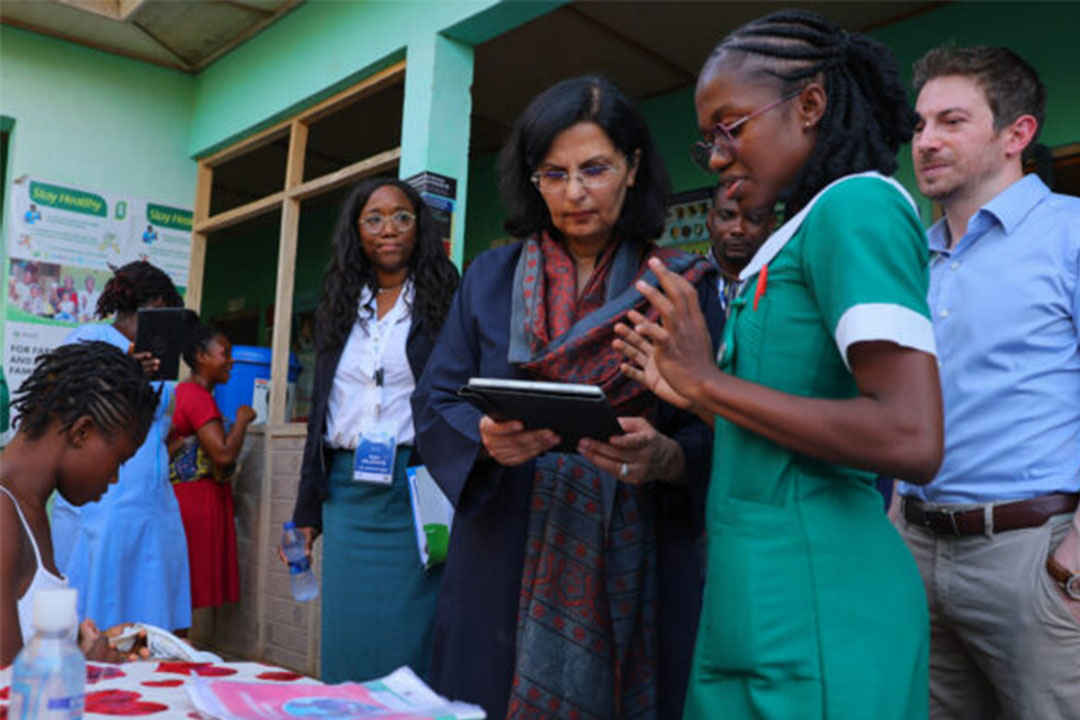 A community health worker shows Gavi CEO, Dr. Sania Nishtar the SimprintsID app at the Ominako Community-Based Health Planning and Services (CHPS) facility in the Eastern Region of Ghana. Photo: Nipah Dennis, Gavi