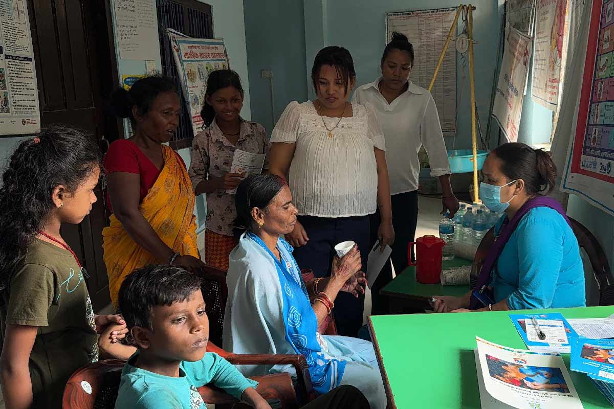 Health workers administering cholera vaccines. Credit: Bandana Tharu Chaudhary