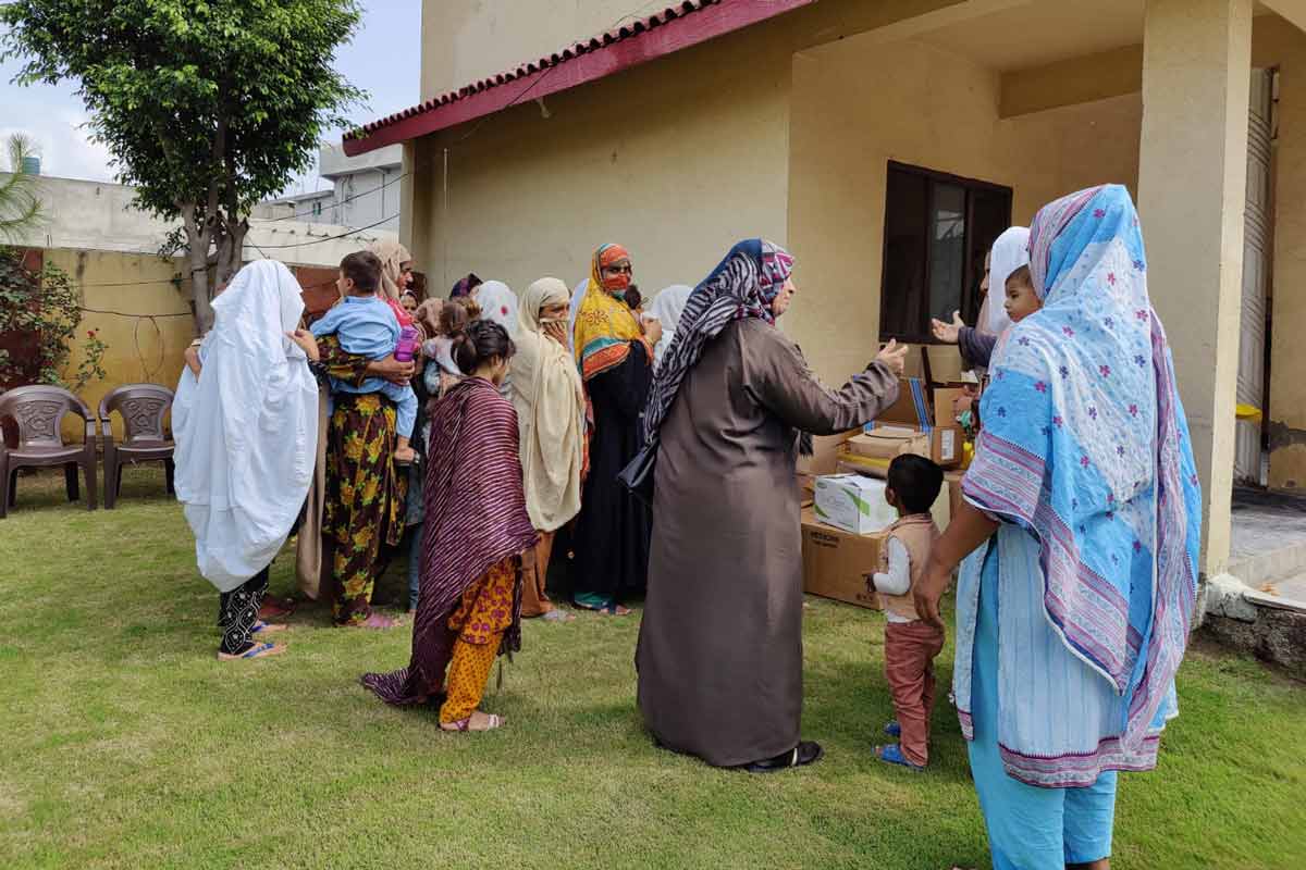 Immunisation Drive in the slum area of Islamabad. Credit: Ministry of National Health Services