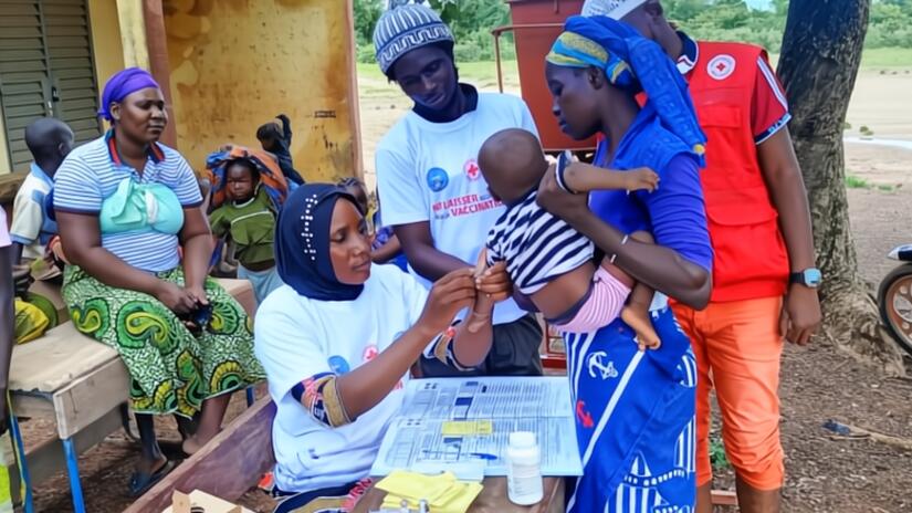 A baby boy receives a dose of a 5-in-1 combination vaccine to protect him from diphtheria, tetanus, whooping cough, hepatitis B and Haemophilus influenzae type B at a vaccination outreach event in Selingue. Photo: Mali Red Cross
