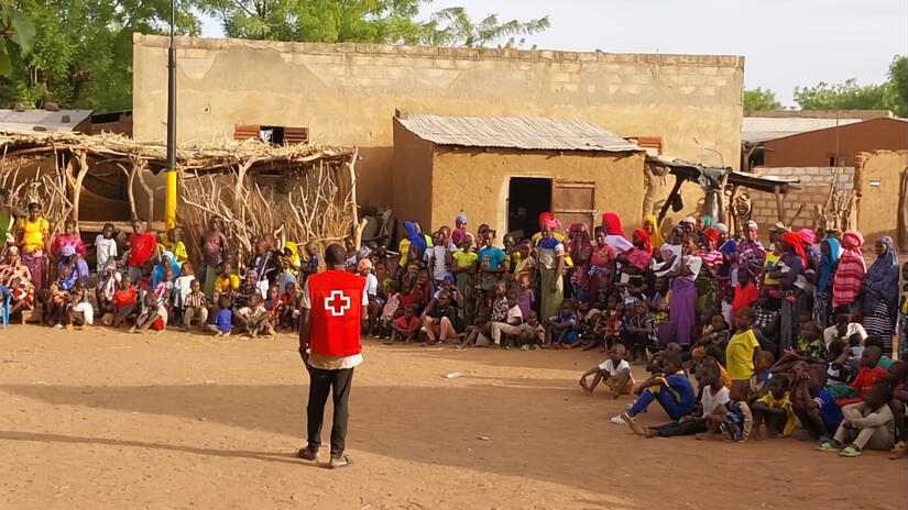 A Mali Red Cross volunteer addresses a community in Sakora village as part of awareness-raising activities about the benefits of vaccination.