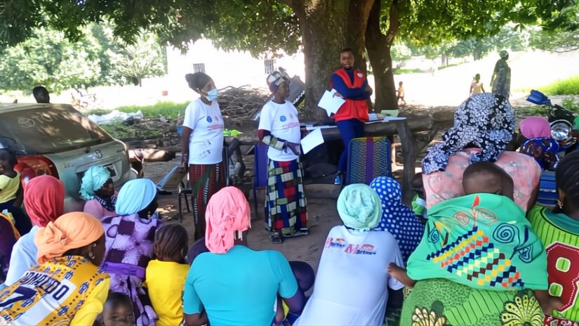 Mali Red Cross volunteers and local health workers conduct a community meeting to let people know about the benefits of vaccination and how it can protect their children from different diseases. Photo: Mali Red Cross