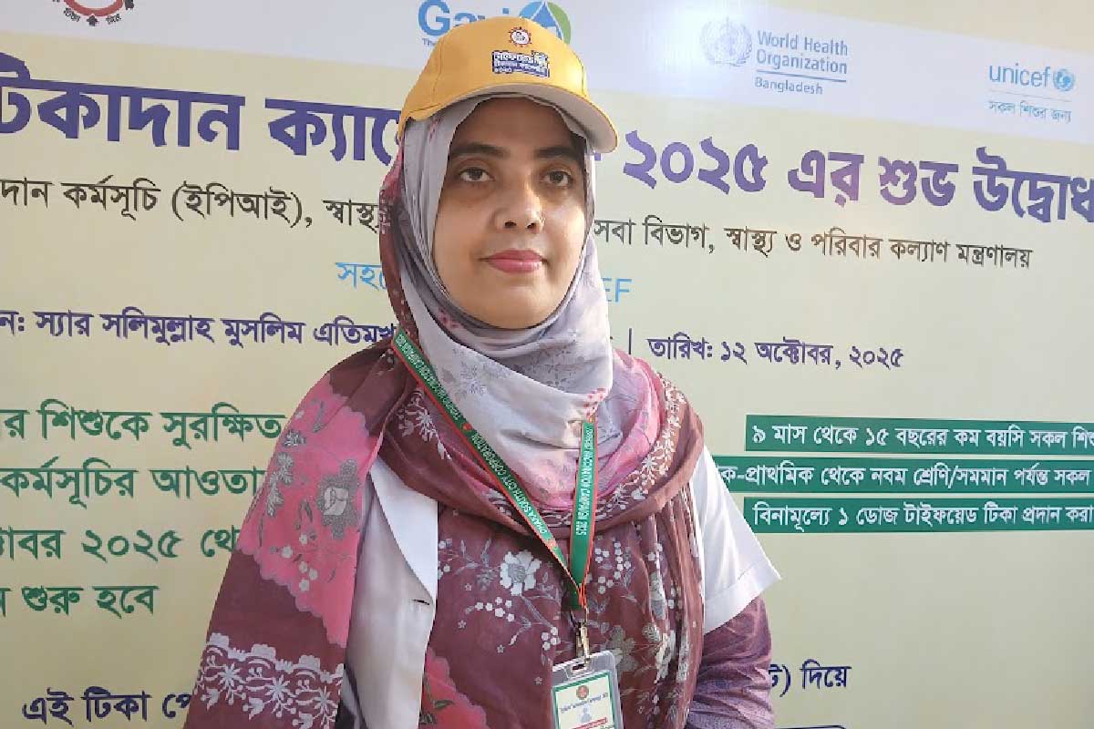 Merija Begum, a vaccinator at the Farid Uddin Siddique High School temporary vaccination centre in Azimpur, Dhaka city. Credit: Mohammad Al Amin