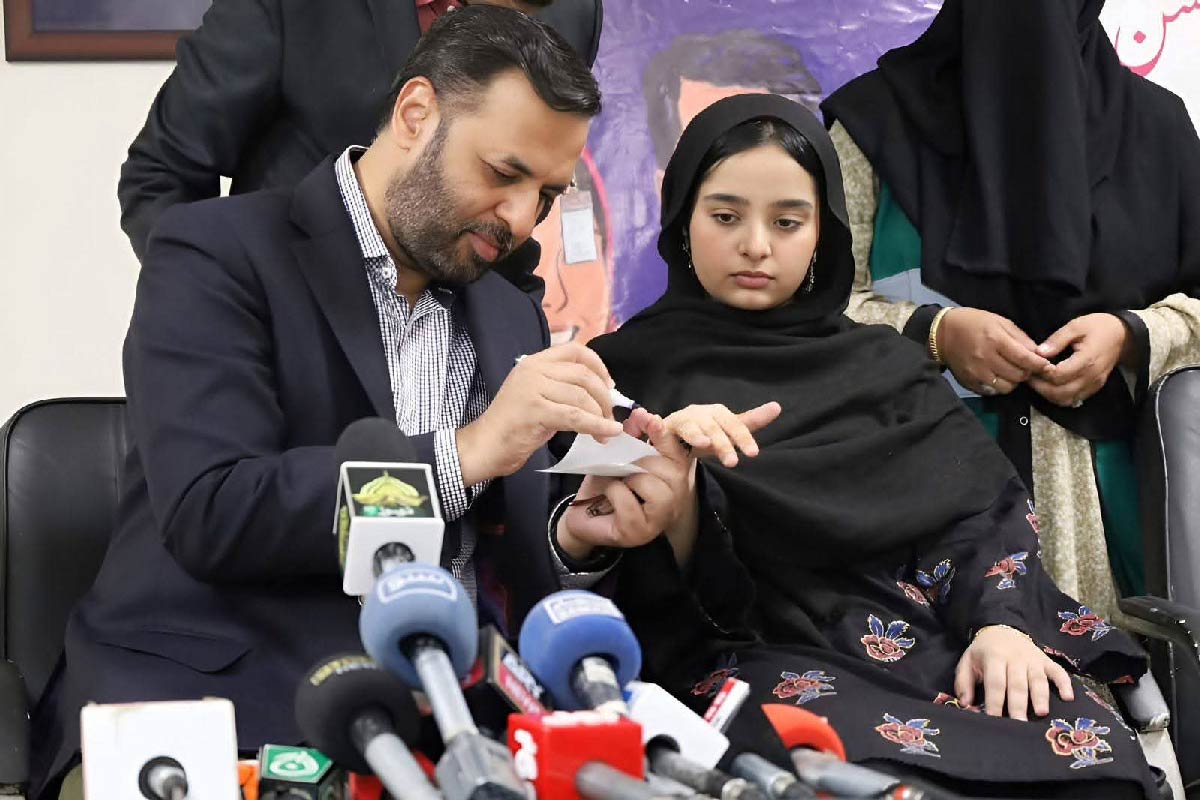 Pakistan’s Minister for National Health Services Syed Mustafa Kamal personally marking the finger of his daughter after she received the HPV vaccine in public during a live telecast. The move aimed to counter myths and negative propaganda spread by vaccine skeptics, creating confusion and hesitation among parents regarding the immunisation of their daughters. Credit: EPI Pakistan