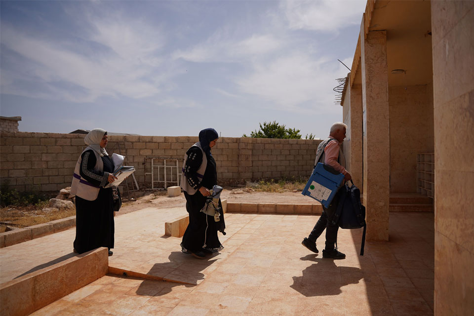 A mobile vaccination team arrives at a community in Idlib to immunise children. Credit: WHO