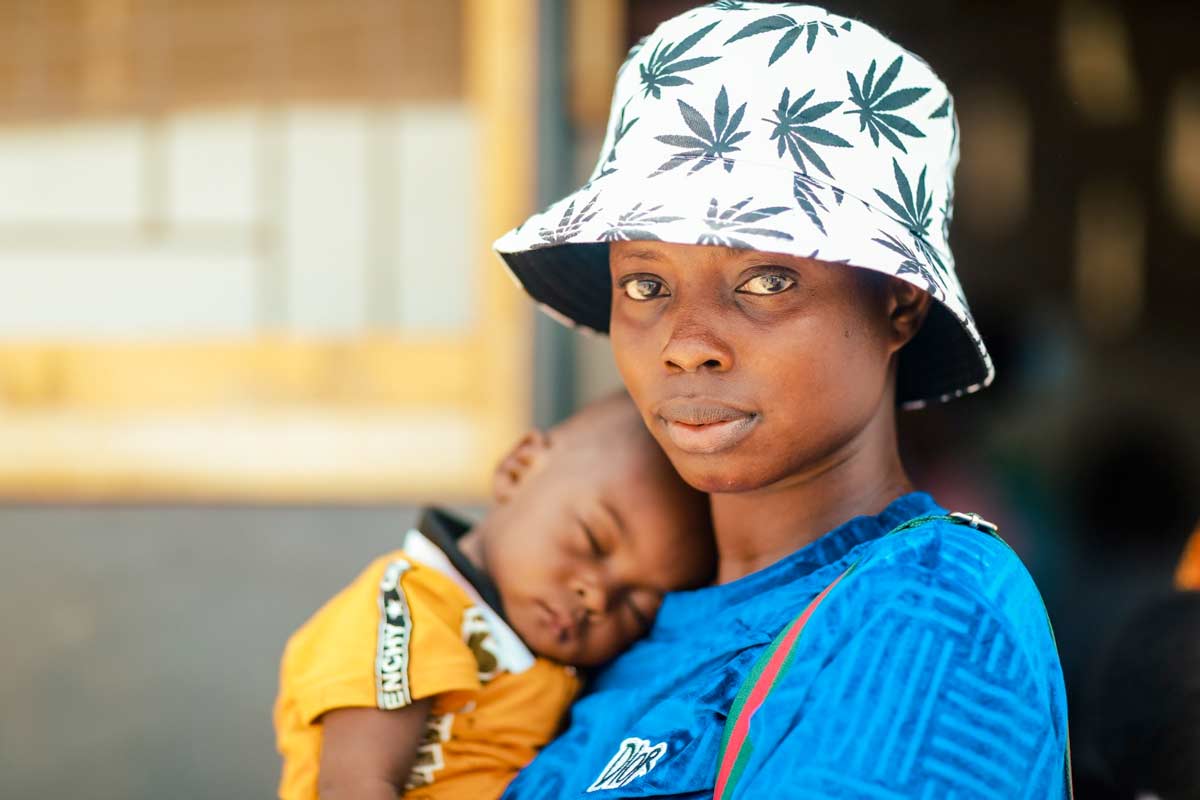 A mother with her child during the malaria vaccine introduction in Sierra Leone. Credit: Gavi/2024/Dominique Fofanah