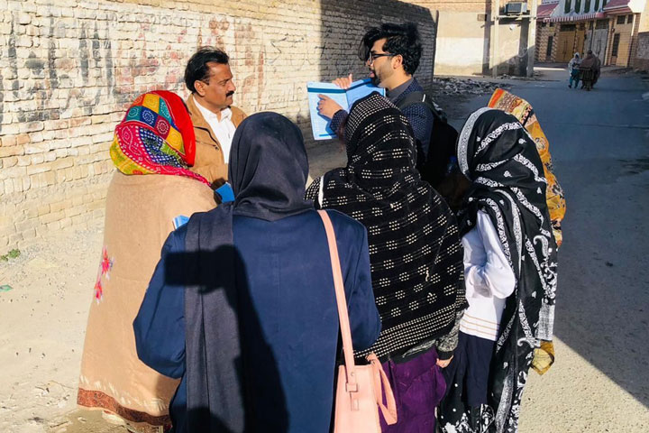 Karachi: A team of mobilizers are taking part in a mock exercise before their outreach to people in high risk immunization union councils in Quetta and Karachi districts for a unique intervention of engaging men for improving immunization and gender equality. Credit: Jhepiego Pakistan)