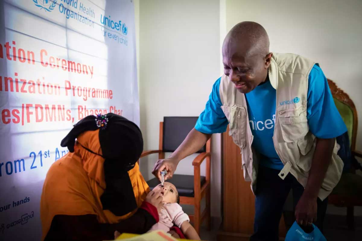 A UNICEF staff member inoculates a baby with the polio vaccine, launching the routine immunization programme in Bhasan Char, Bangladesh. Credit: UNICEF/UN0628269/Lateef