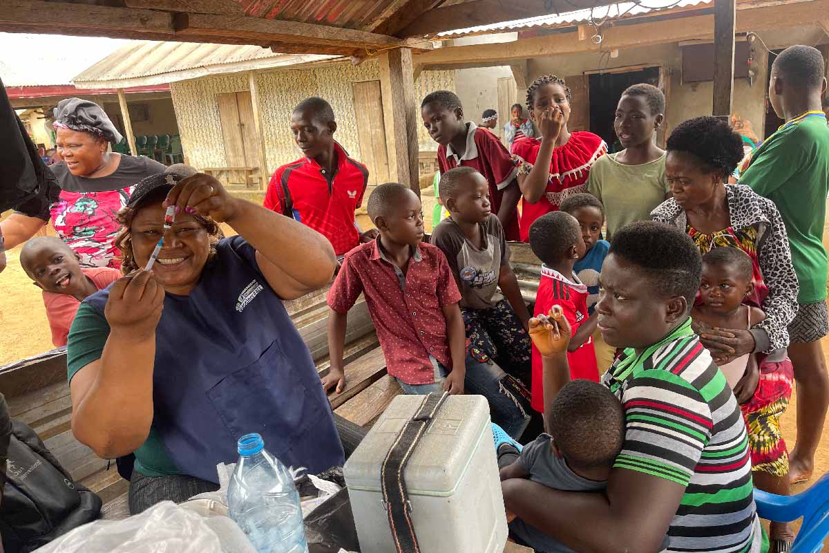 A health worker prepares a vaccine during a vaccination session. Credit: Fri Delphine