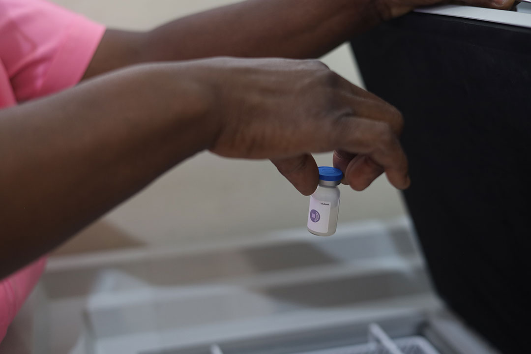 A nurse aide holding vaccines in Chipinge, Zimbabwe. Credit: Farai Shawn Matiashe