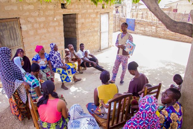Séance de sensibilisation communautaire à Taiakou (nord Bénin) — Les relais communautaires jouent un rôle crucial pour déconstruire les croyances et encourager le recours aux soins. Crédit : Ministère de la Santé