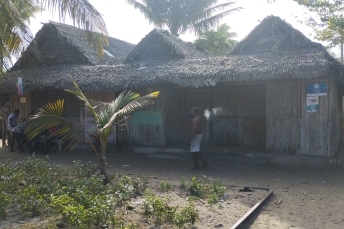 Installation de panneaux solaires sur le toit d’un centre de santé à Madagascar. Crédit : DPEV