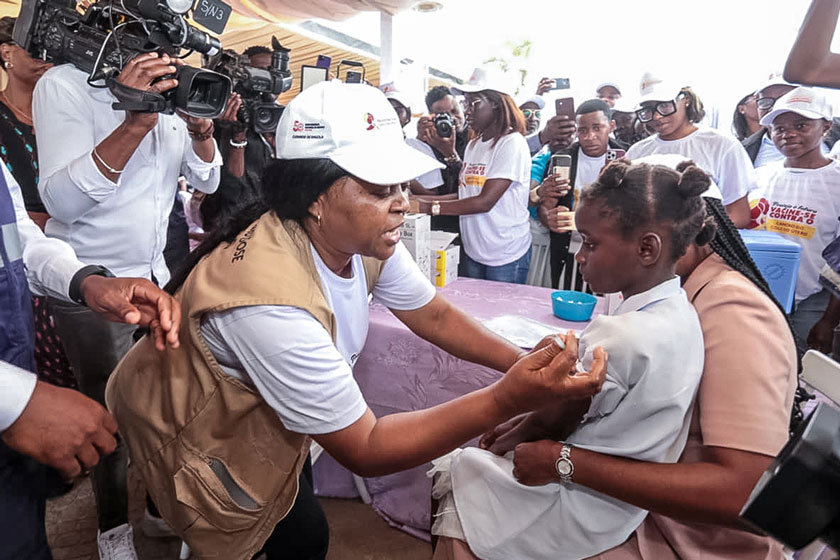 Coordinator of the Expanded Vaccination Program in Luanda, Felismina Neto, vaccinates a child at the start of the campaign in the country's capital. Credit: Jornal de Angola