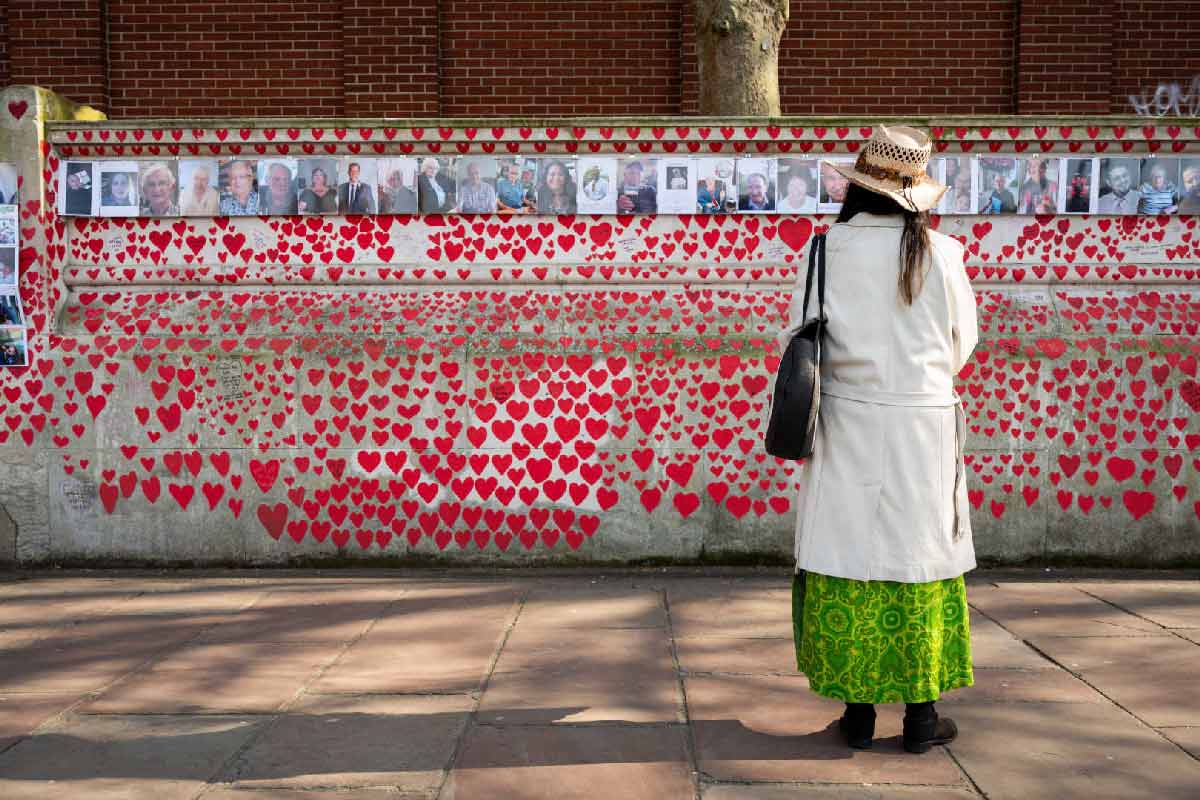 In London, a member of the public observes the National Covid Memorial Wall on March 9, 2025. Visual: Ben Montgomery/Getty Images
