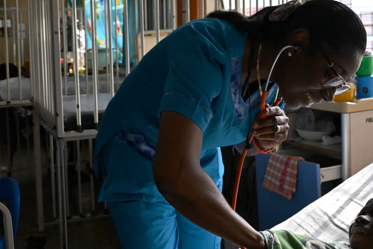 Dre Mame Yaa Nyarko, directrice de l’hôpital Princesse Marie Louise à Accra, ausculte un patient hospitalisé depuis un mois pour pneumonie. Crédit: Claudia Lacave / Hans Lucas