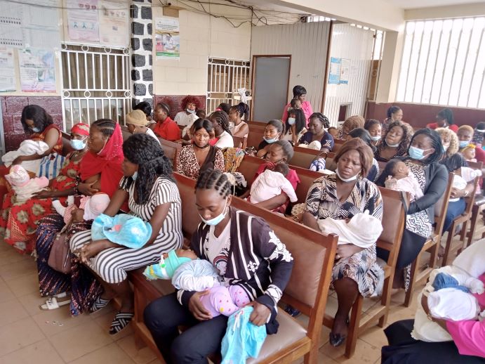 À Yaoundé, des mères attendent la vaccination de leurs nourrissons dans un centre de santé public. Crédit : Nalova Akua
