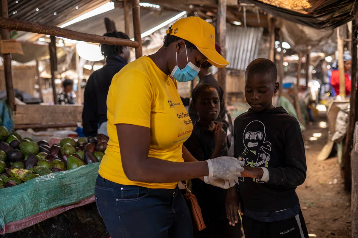 A community health volunteer in Kenya marking a child with a pen after being vaccinated against cholera. Credit: Gavi/2023/Kelvin Juma