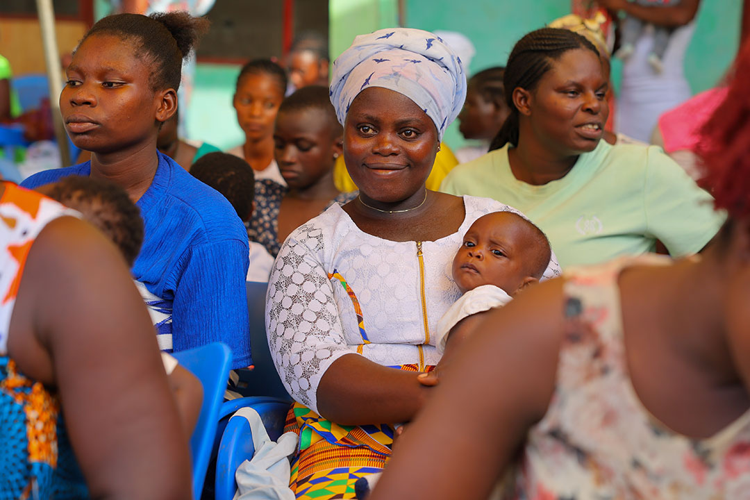 Des mères assistent à une séance de vaccination au centre de santé communautaire CHPS d’Ominako, dans la région de l’Est du Ghana, le 6 mai 2025. Crédit : Gavi/2025/Nipsh Dennis