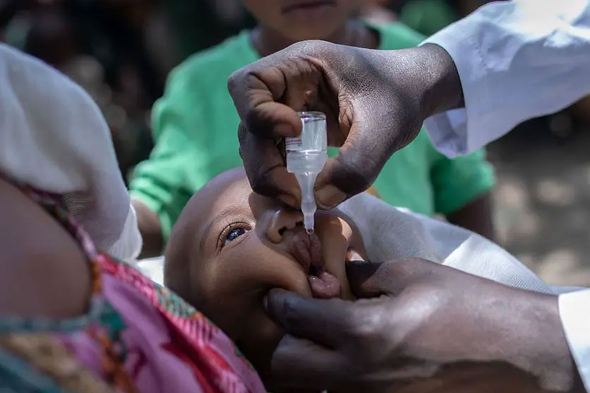 Vaccinating a child against polio at the Mindikru internally displaced peoples's site near Sekota town, Ethiopia, in May 2022. According to outgoing acting WHO director Chikwe Ihekweazu, Africa’s polio progress has been bolstered by vaccination and community-led action. Credit: Mulugeta Ayene/ UNICEF Ethiopia