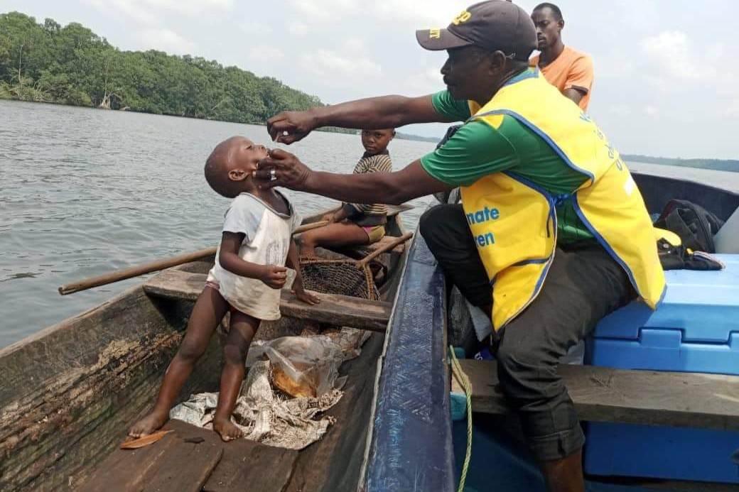 Un agent de santé administre des gouttes de vaccin contre la poliomyélite à un enfant à bord d’une pirogue dans une zone difficile d’accès du bassin du lac Tchad. La campagne vise à atteindre tous les enfants, même dans les zones les plus reculées. Crédit : PEV Cameroun