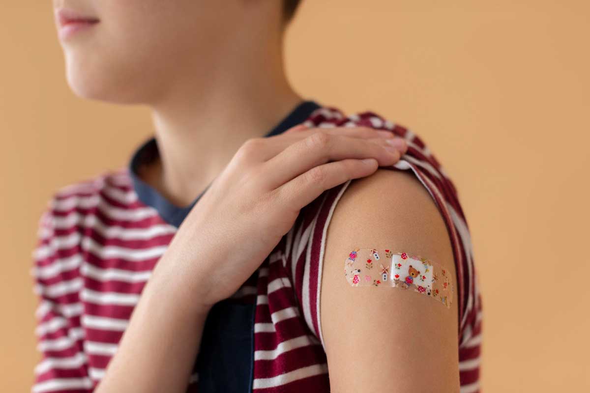 A child with a bandaid on the upper arm. Credit: Freepik