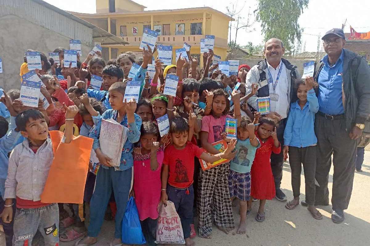Children taking photos after receiving vaccination. Credit: Laxmeshor Jha