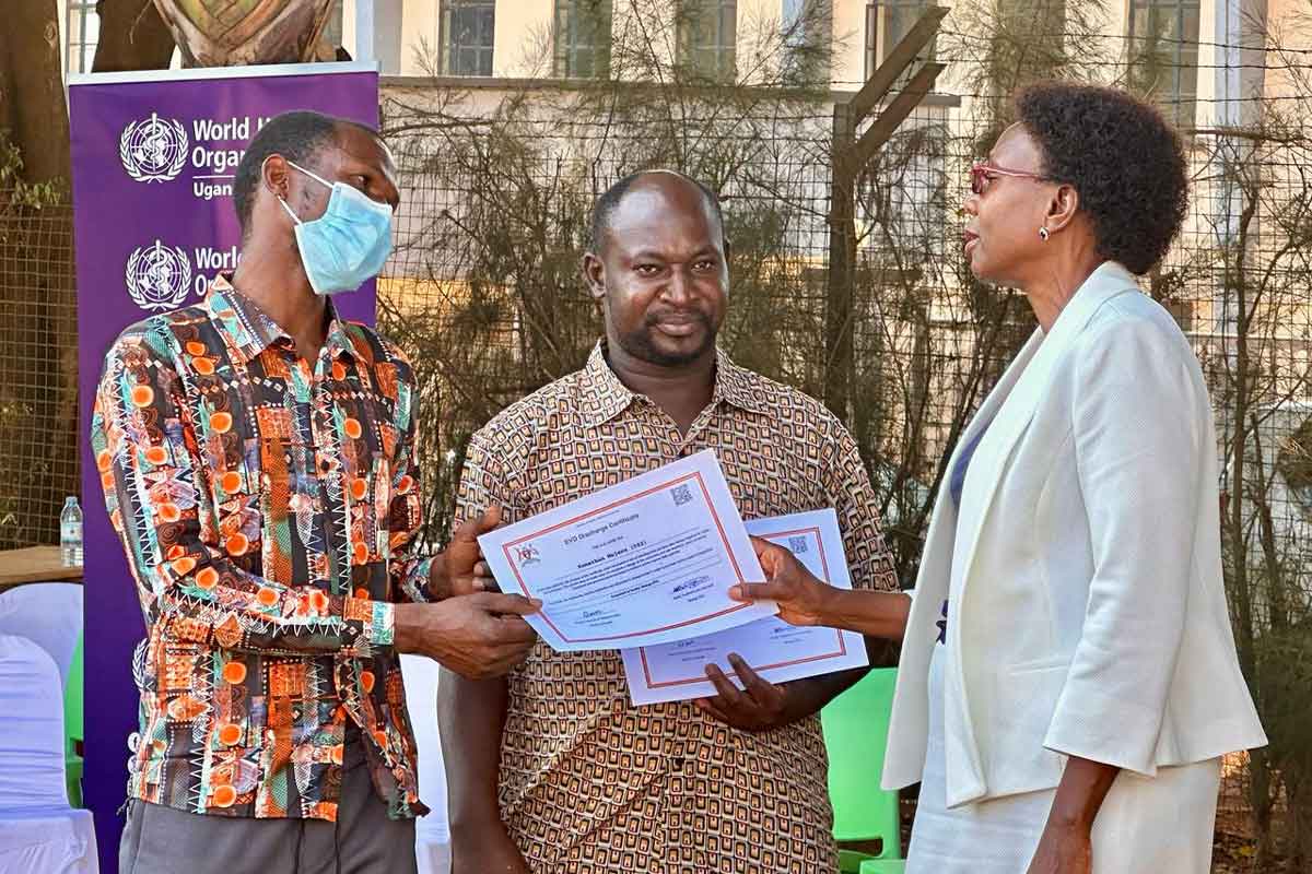 La Dre Jane Aceng (à droite) remet des autorisations de sortie aux survivants de la dernière maladie à virus Soudan en Ouganda. Huit personnes ont survécu au virus mortel, tandis qu’une personne est décédée. Crédit : Emmanuel Ainebyoona, ministère de la Santé ougandais