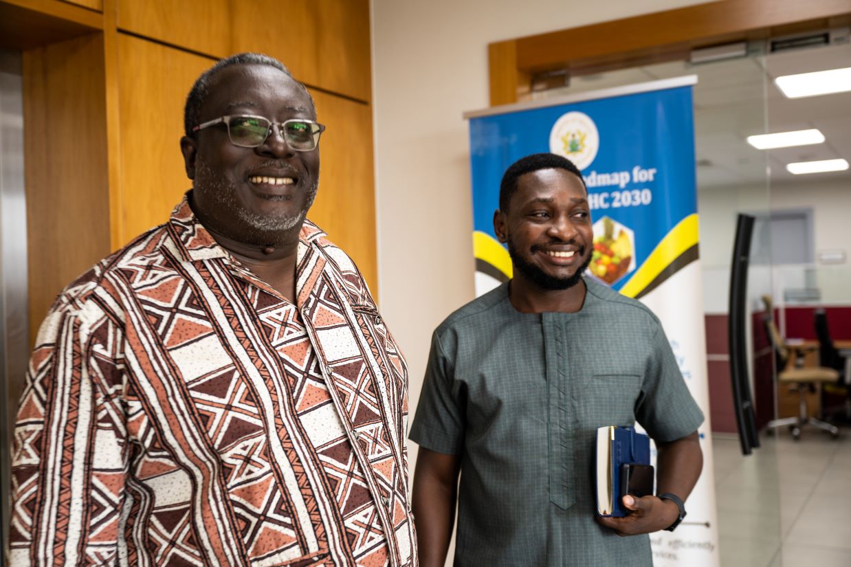 Le Dr Carl Osei (gauche) et Solomon Laryea (droite) devant le bureau du département de Planification et Budget du ministère de la Santé. Crédit: Claudia Lacave / Hans Lucas