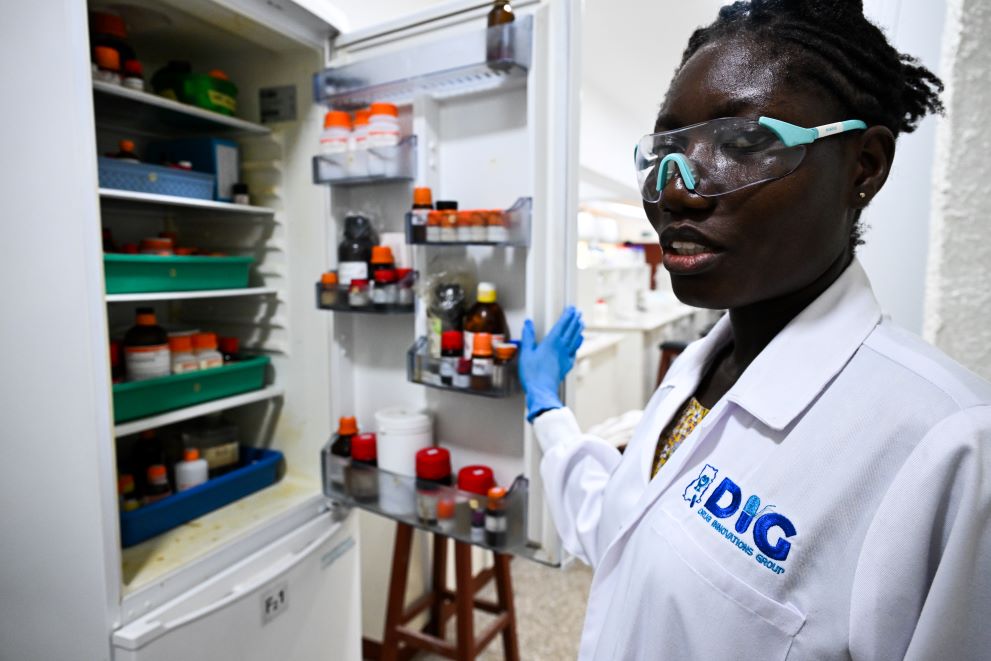 L'étudiante Hagar Afriyie réalise des réactions de chimie organique de synthèse. Crédit: Claudia Lacave / Hans Lucas