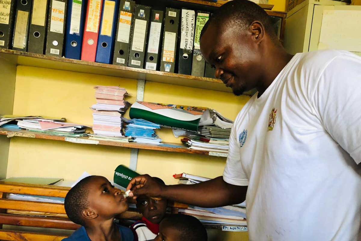 A health worker giving a child OCV at Machinga Health Centre. Credit: Bonface Chisale.