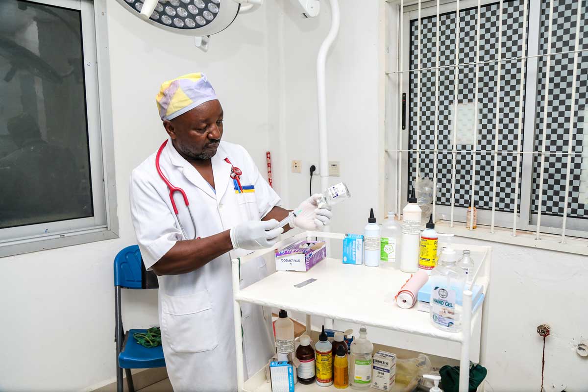 Health worker Nfor Emmanuel prepares a syringe at a hospital in Northwest Cameroon. Credit: Wifa J. Nde