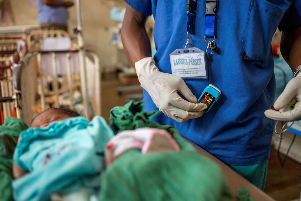 Staff at the Sendwe Hospital NICU in Democratic Republic of Congo care for newborn babies. Credit: PATH/Georgina Goodwin.