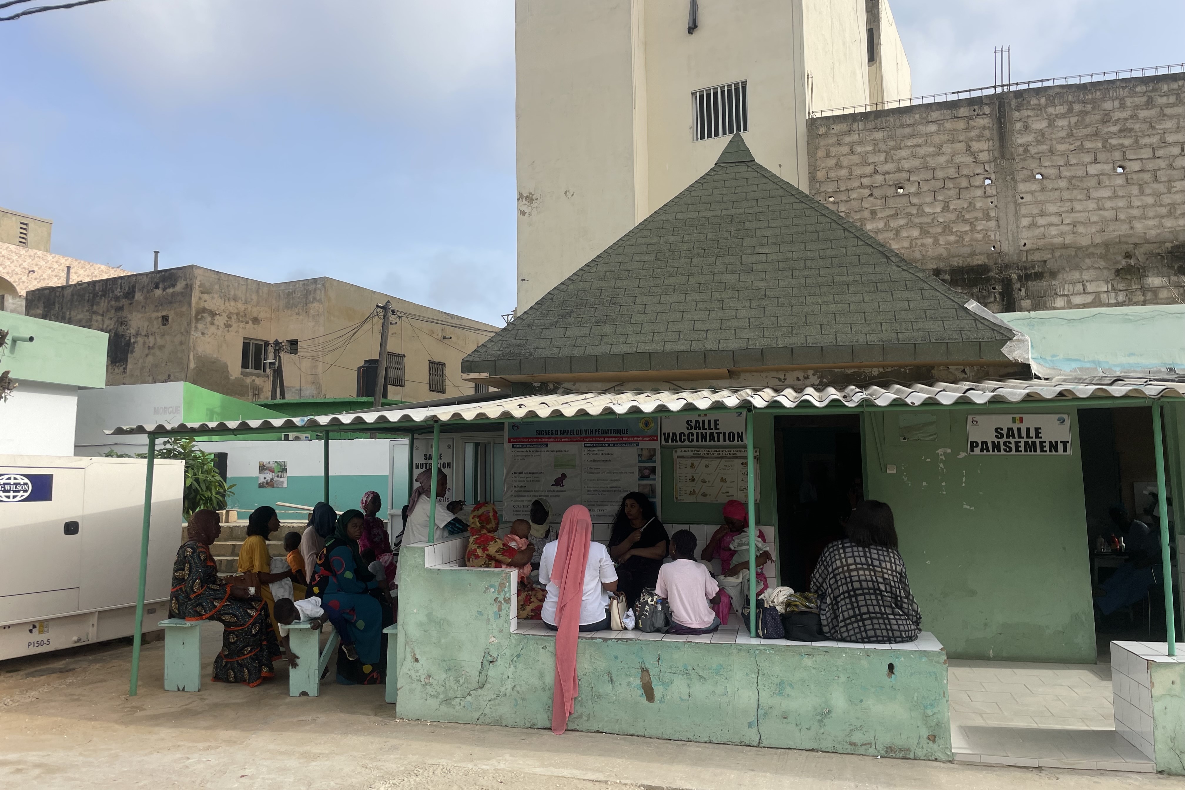 Au centre de santé Philippe Maguilène Senghor à Dakar, des mères attendent avec leur bébé devant la salle de vaccination. Crédit : Allison Fernandes