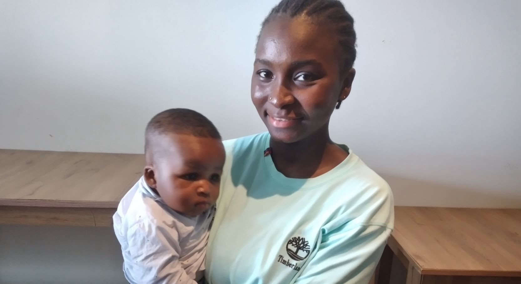 M’Mabinty, mère d’un des bébés vaccinés, exprime son soulagement face à la menace du paludisme. Crédit : Alpha Abdoullaye Diallo